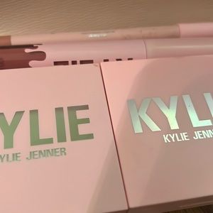 Kyli Jenner makeup , blush, highlighter, lip liner and liquid lipstick
